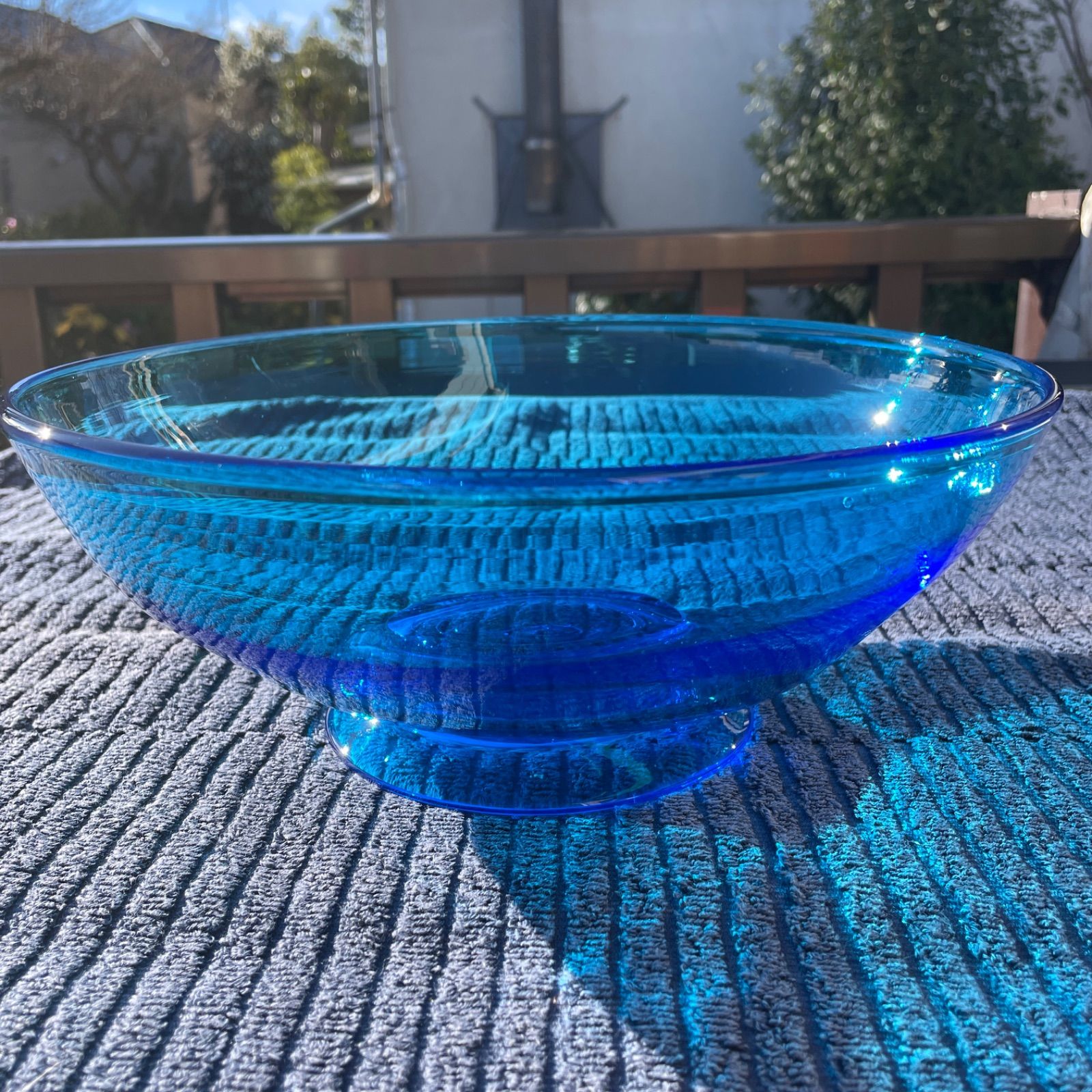 青色ガラスボウル 金属スタンド付き 青色ガラスボウル 金属スタンド付き 青色ガラスボウル 金属スタンド