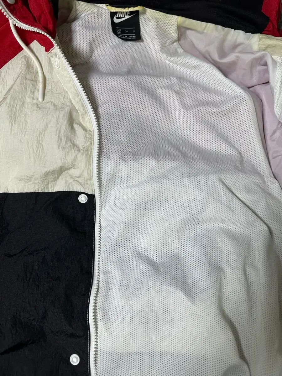 ナイキ ウィンドブレーカー ジャケット レッド/ブラック/アイボリー