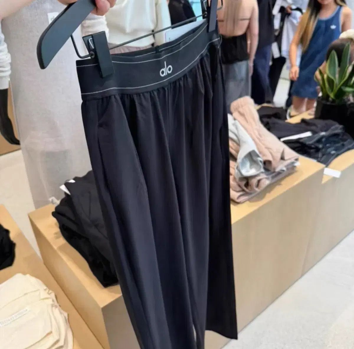 新品未使用　alo パンツ alo アロヨガ パンツ ブラック S 新品 - メルカリ