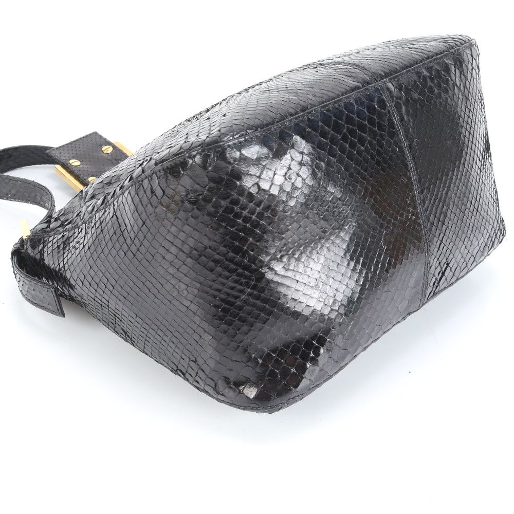 【極上美品✨】フェンディ マンマバゲット ワンショルダーバッグ レザー 黒 極美品 フェンディ マンマバケット FF 金具 パイソン レザー