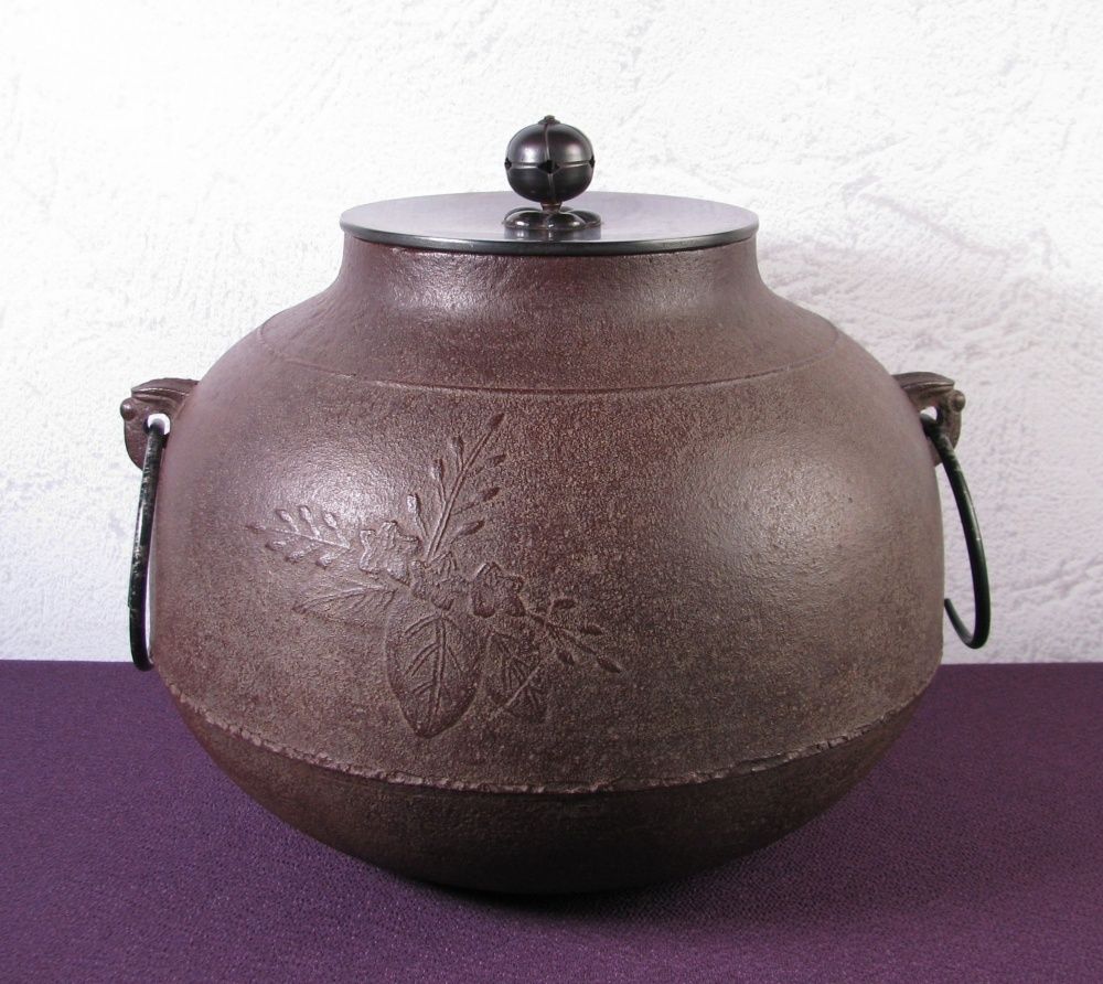 高橋敬典作 桐地紋真形釜 大型 幅：27.cm 重さ：4.4kg 共箱 釜かん付