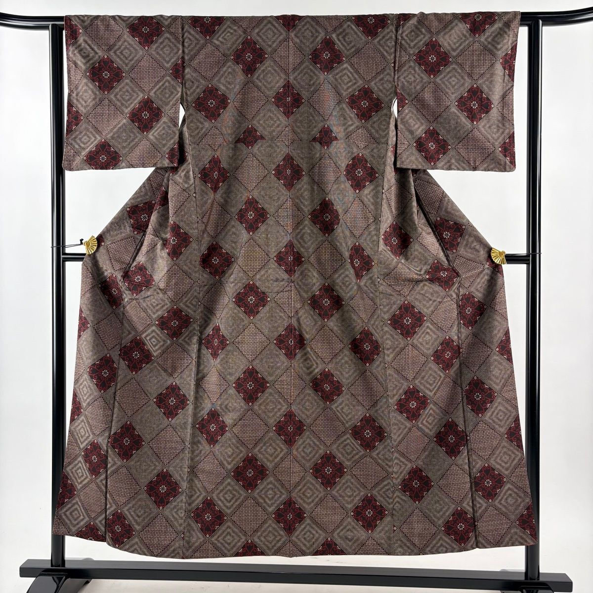 美品】 紬 身丈153cm 裄丈62cm S 袷 菱 花 焦茶色 正絹 名品 【中古