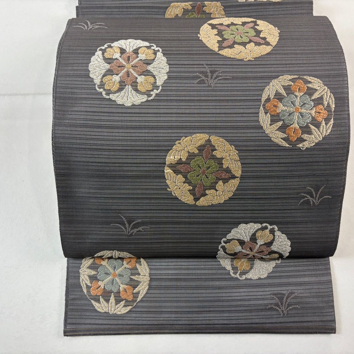 袋帯 グラデーション 大華紋 唐草華文 正絹 六通 黒色 パステルカラーの華紋が素敵！唐織 正絹六通袋帯 唐織 袋帯 六通柄