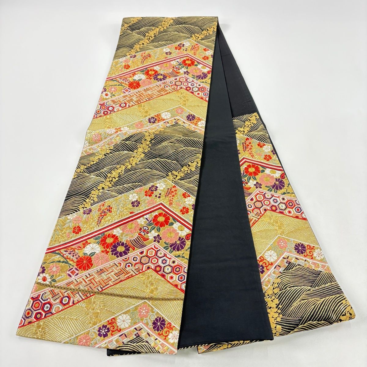 美品】 袋帯 秀品 鈴乃屋 草花 宝尽くし 刺繍 金銀糸 金色 六通 正絹