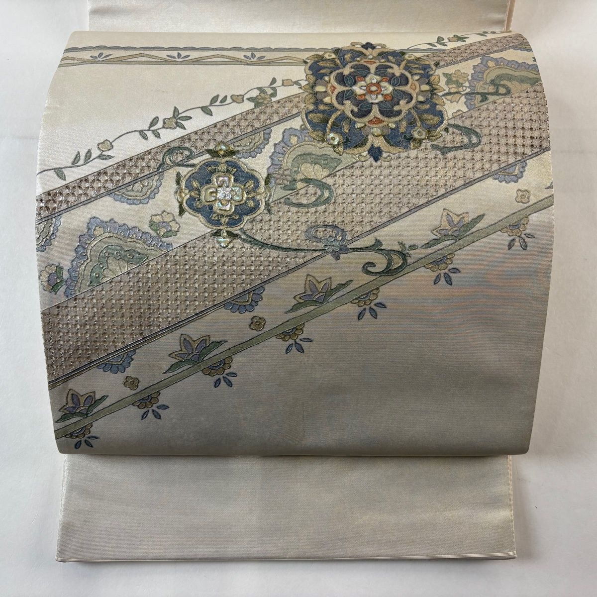 袋帯 秀品 華文 草花 螺鈿 箔 銀色 お太鼓柄 正絹 【中古】 - メルカリ