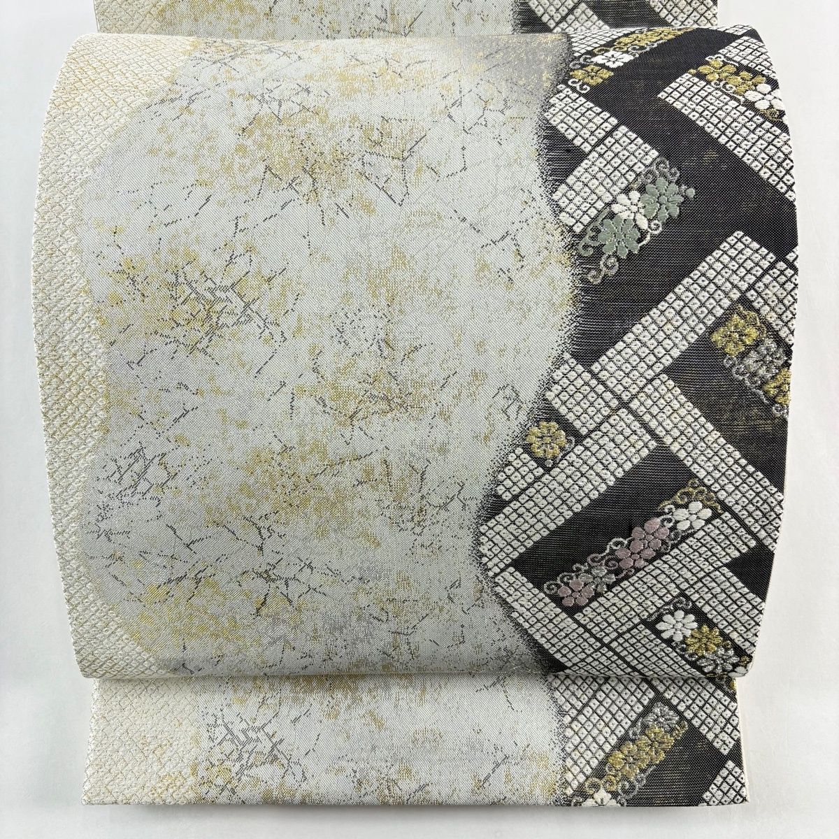 美品】 袋帯 秀品 花唐草 桧垣取献上文 金銀糸 箔 黒灰 六通 正絹