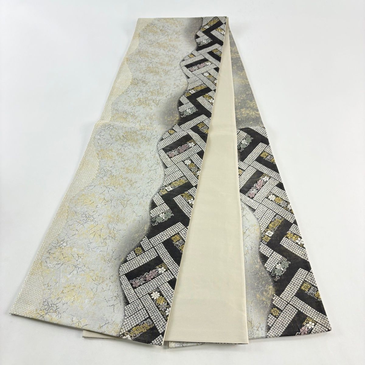 袋帯 黒銀 唐草 カッコいい 銀箔 唐花 ふくらし 袋帯 黒銀 唐草 カッコいい 銀箔 唐花 ふくらし