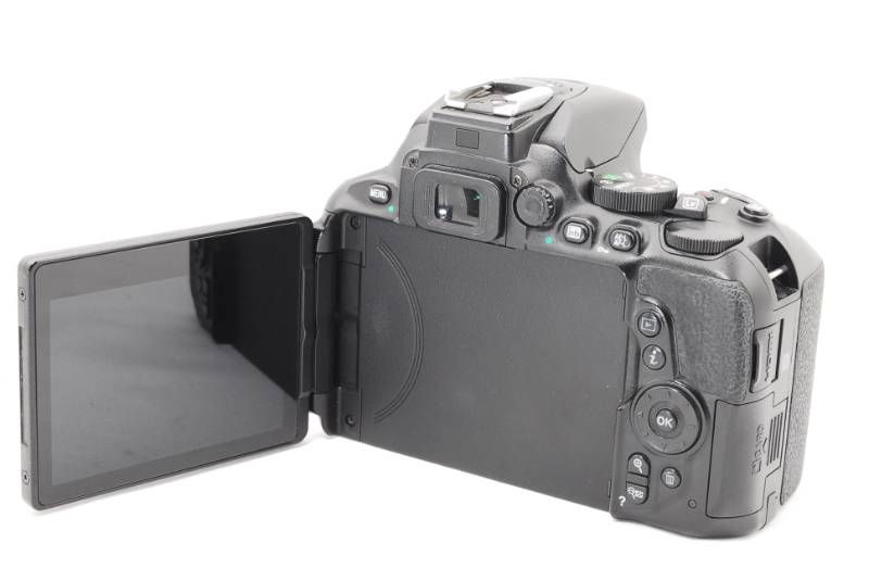 ショット数少なめ Nikon D5600 Wi-Fi搭載 スマホ転送 Nikon D5600 Wi-Fi機能搭載でスマホ転送！届いてすぐ使える♪ 343k4100