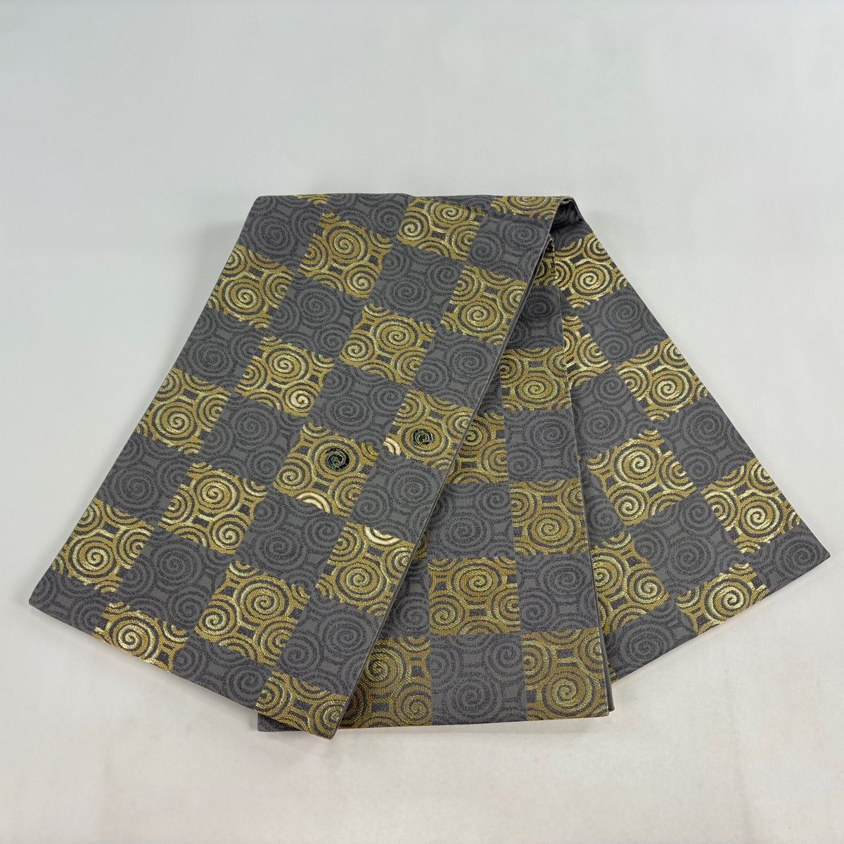 美品】 袋帯 名品 市松 渦巻き 螺鈿 金糸 灰色 お太鼓柄 正絹 【中古