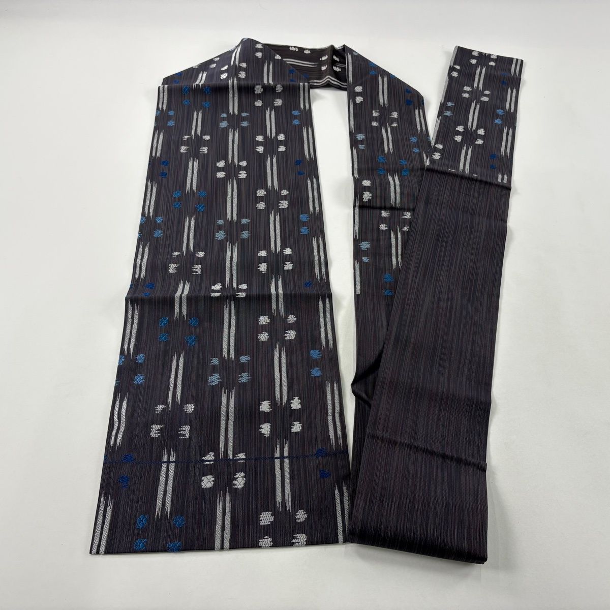 名古屋帯 黒に近い濃紺と茶とベージュ 幾何学模様正絹 名古屋帯 黒に近い濃紺と茶とベージュ 幾何学模様正絹