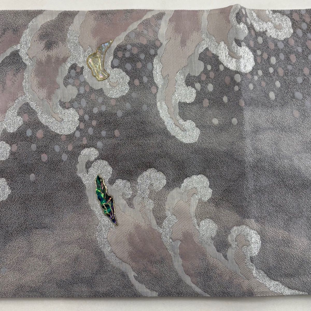 袋帯 名品 鈴乃屋 波頭 幾何学模様 螺鈿 箔 灰色 お太鼓柄 正絹 【中古