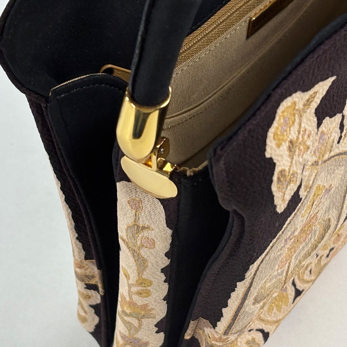 美品】 和装バッグ 逸品 OKAJIMA セミフォーマル 草花 花唐草 金彩
