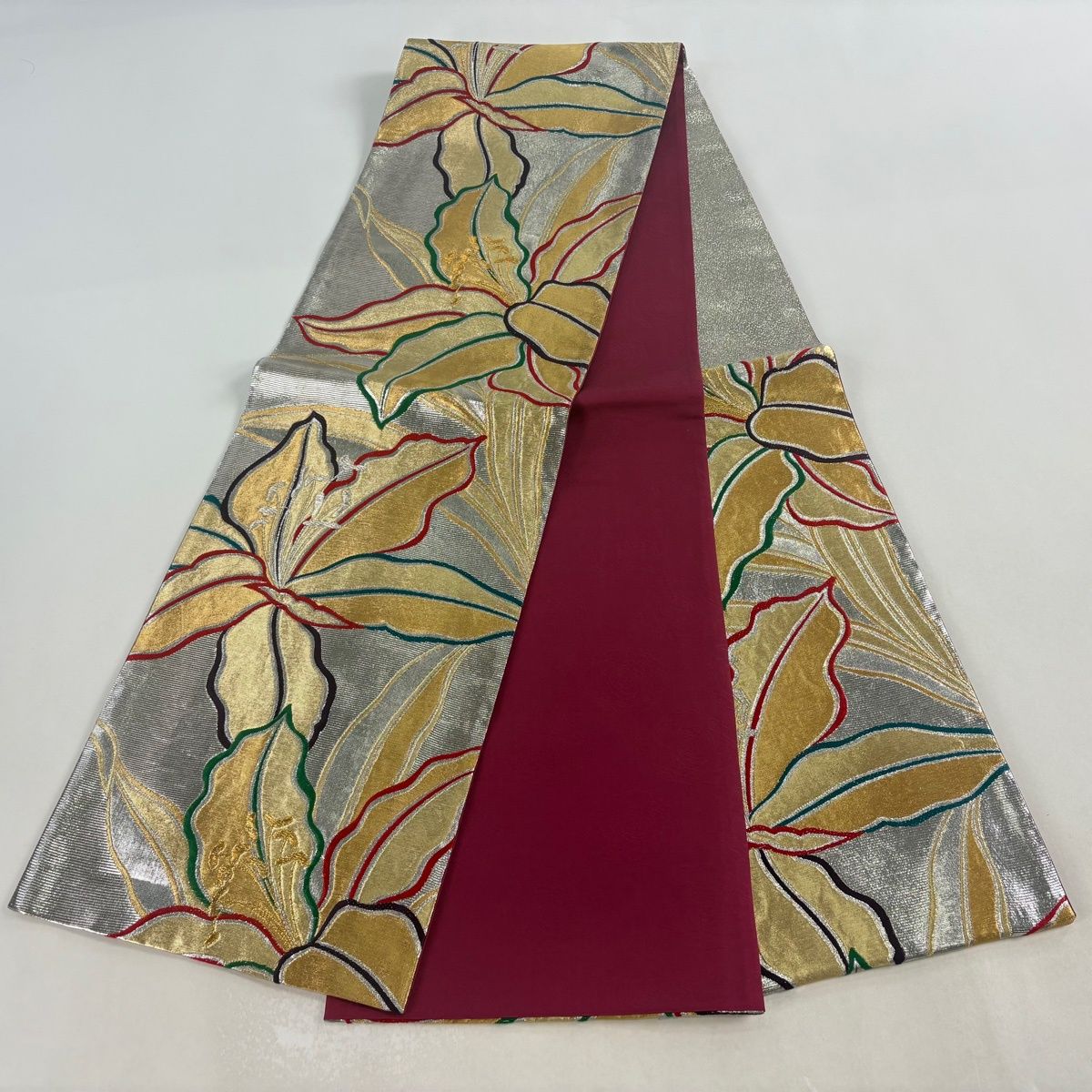 美品】 袋帯 名品 草野一騎 落款 振袖向き 花 金銀糸 箔 銀色 六通