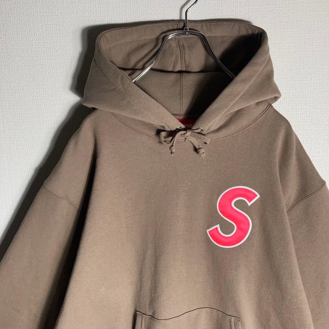 極美品】SUPREME プルオーバーパーカー Sロゴ 裏起毛 茶 M - メルカリ
