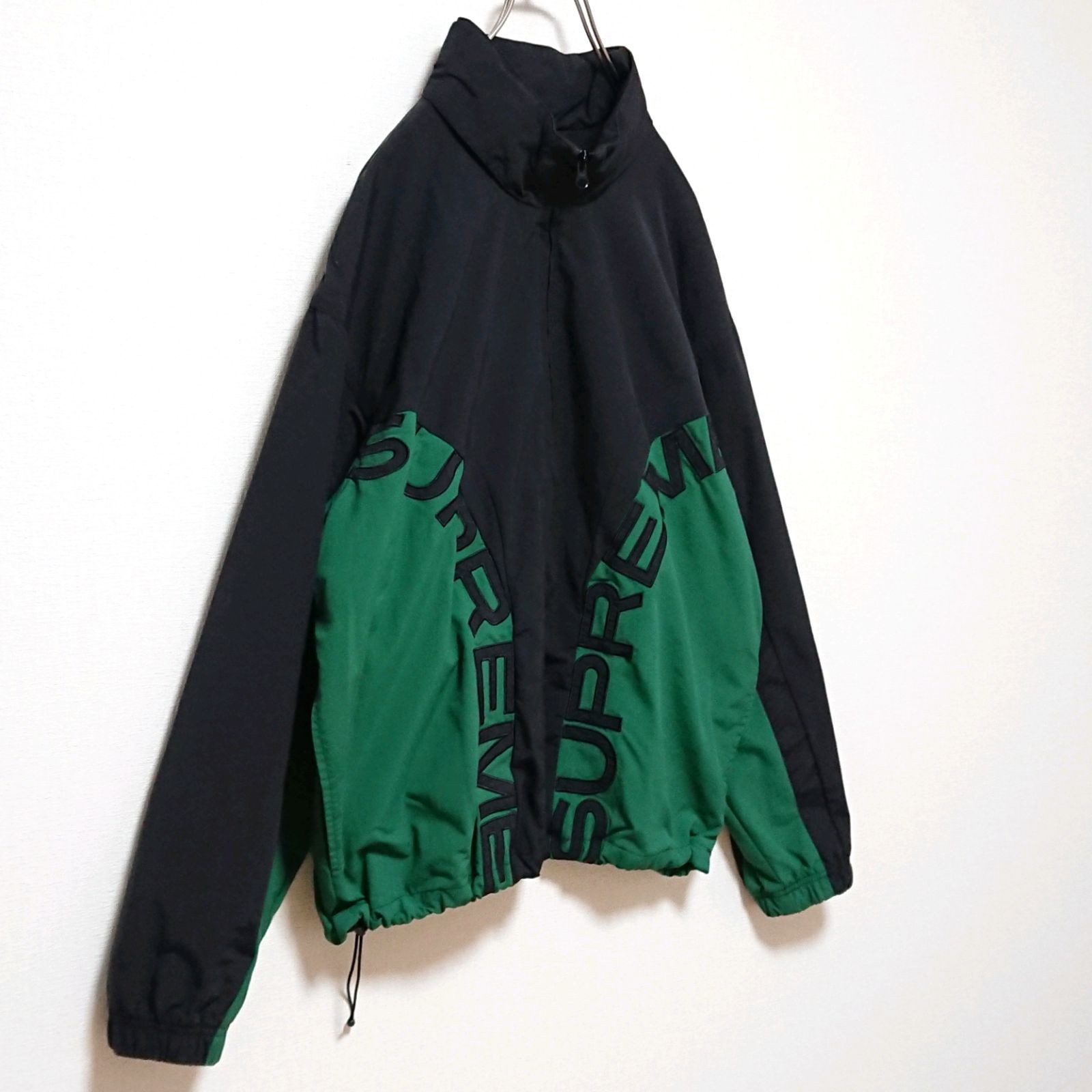 【美品】シュプリーム　センター刺繍ロゴ　ハーフジップナイロンジャケット　黒　L 美品】シュプリーム センター刺繍ロゴ ハーフジップナイロンジャケット