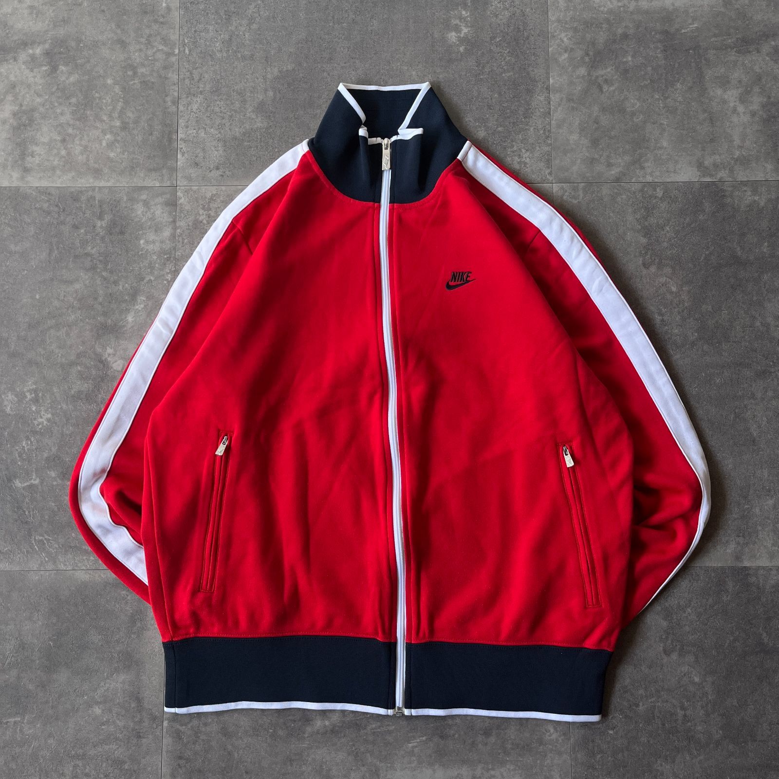 00s NIKE トラックジャケット 刺繍ロゴ　スウッシュ サイズ　L 00s Nike 刺繍ロゴトラックジャケット 赤 L A598 スポーツミックス