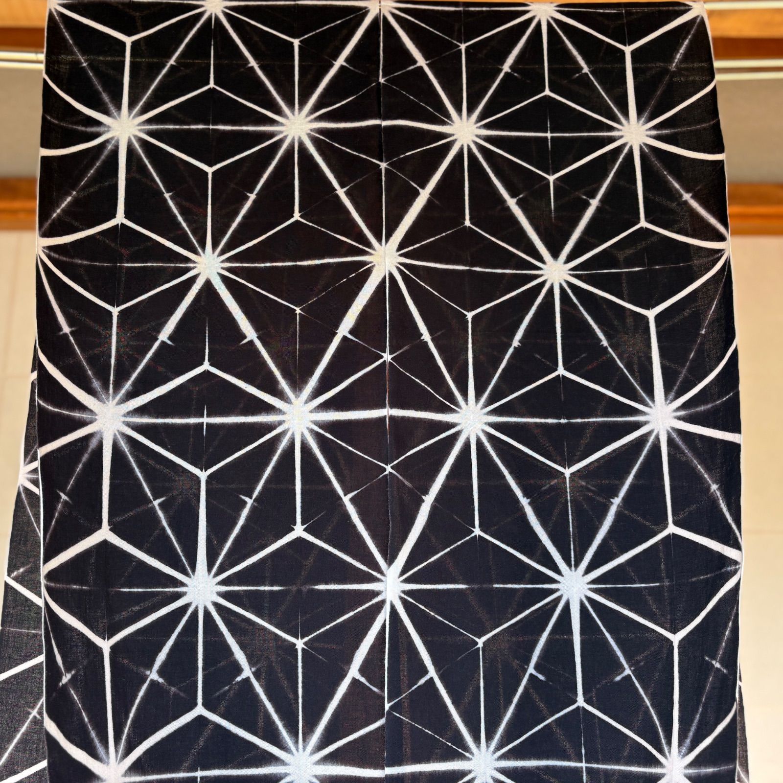 s133 【sato】 手染め ブラック地 ホワイト 麻の葉絞り 木綿反物はぎれ