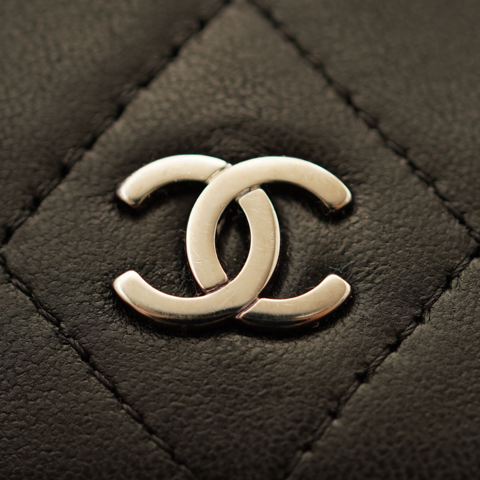 良品 シャネル 長布 マトラッセ ラムスキン ココマーク 二つ折り 黒 ギャラ付 箱ギャランティーカード付 シャネル マトラッセ ラムスキン 二つ折り長