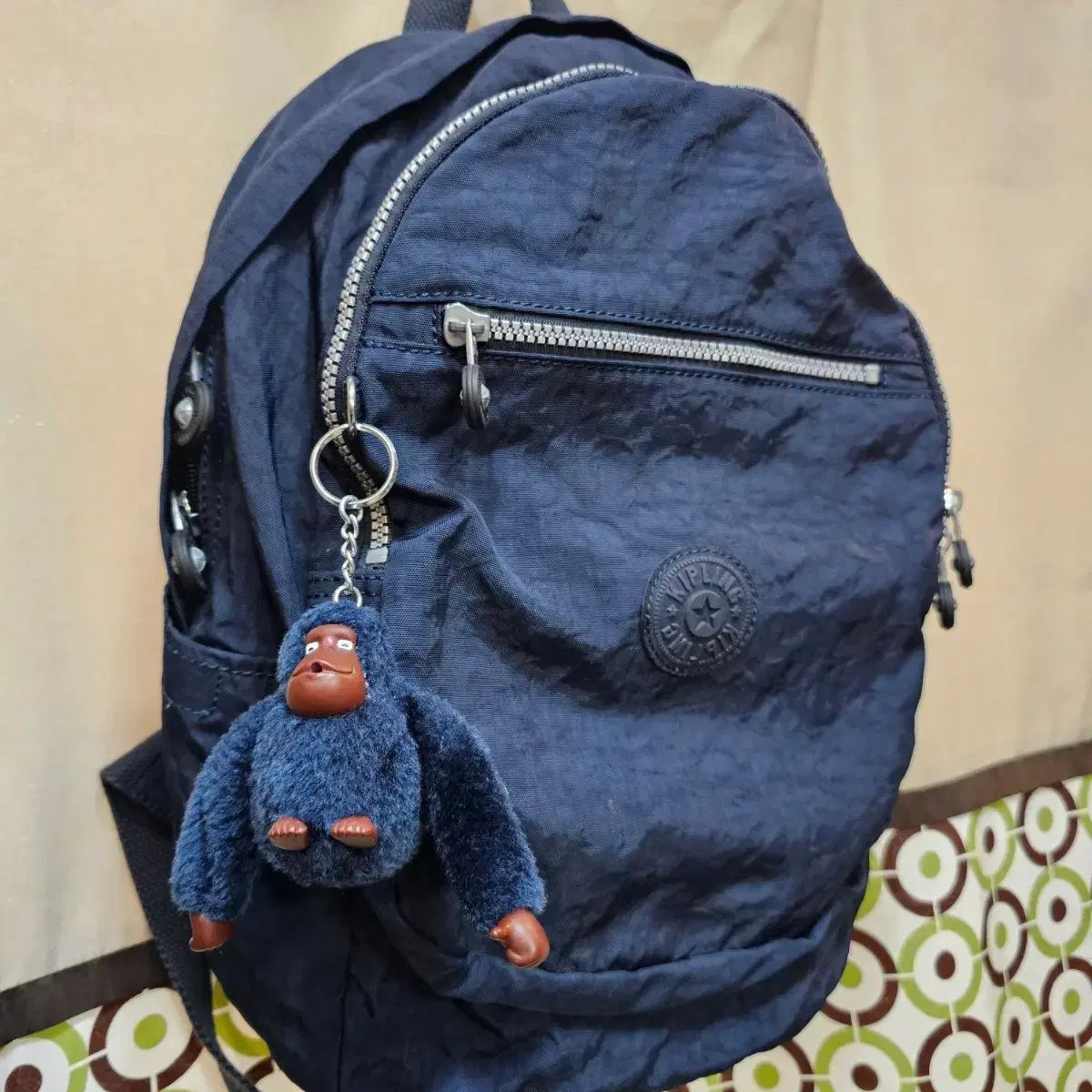 キプリング バックパック ネイビー + ぬいぐるみ キーホルダー - メルカリ