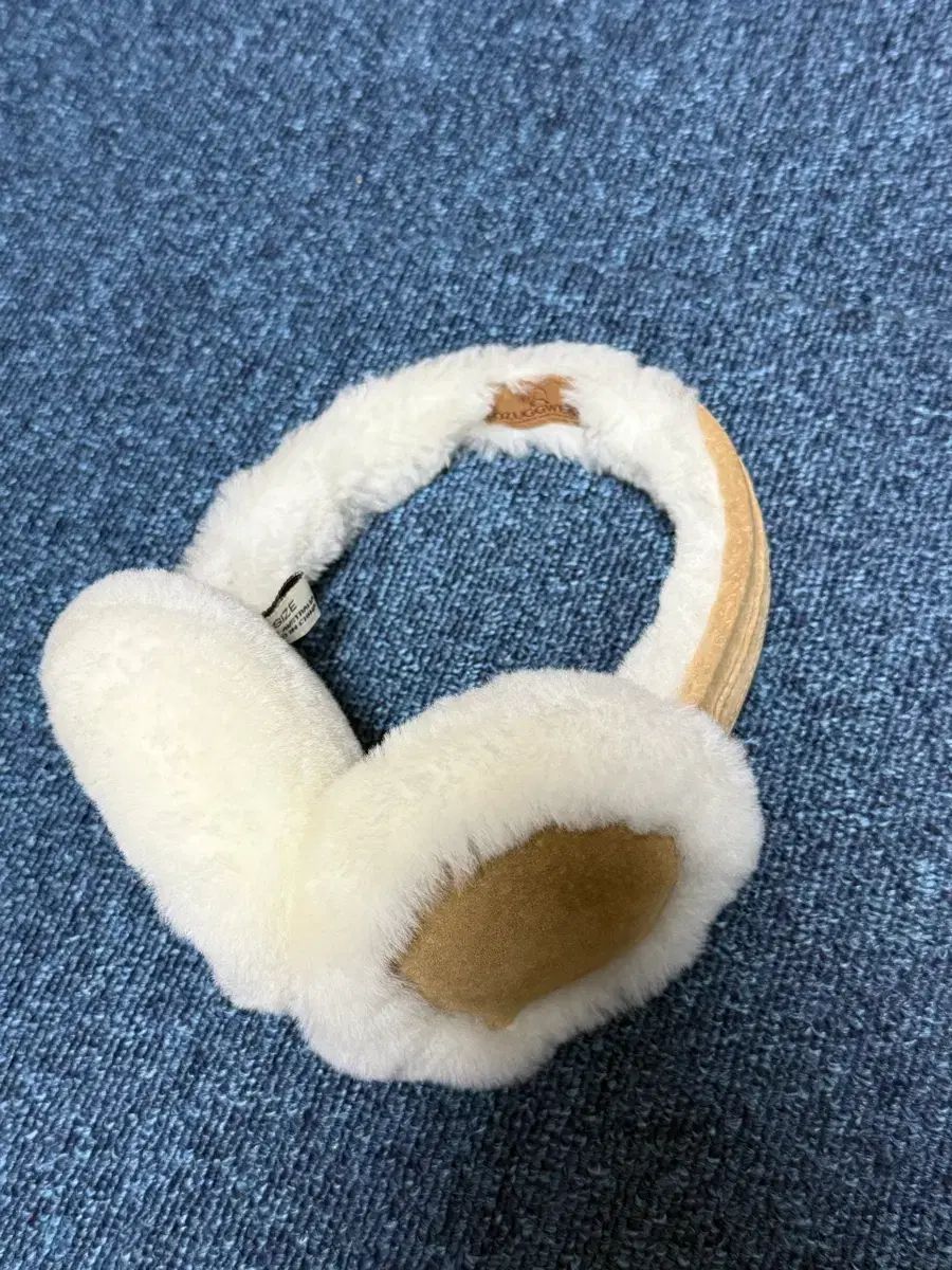 【新品未使用】UGG ホワイトファー耳あて 新品未使用】UGG ホワイトファー耳あて UGG ホワイトファー耳あて 未