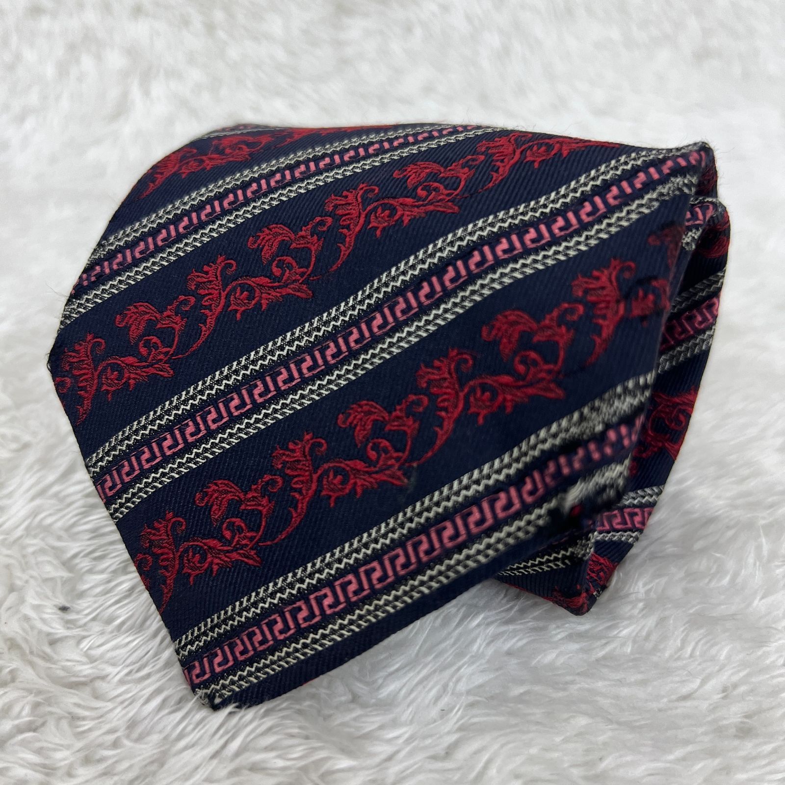 訳アリ》VERSACE (ヴェルサーチェ) シルクネクタイ 総柄 ストライプ