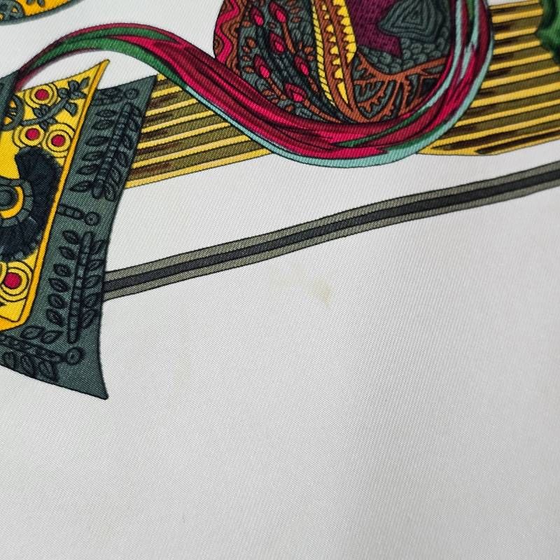 希少】エルメス カレ90 王室の馬小屋 スカーフ シルク 白 - メルカリ