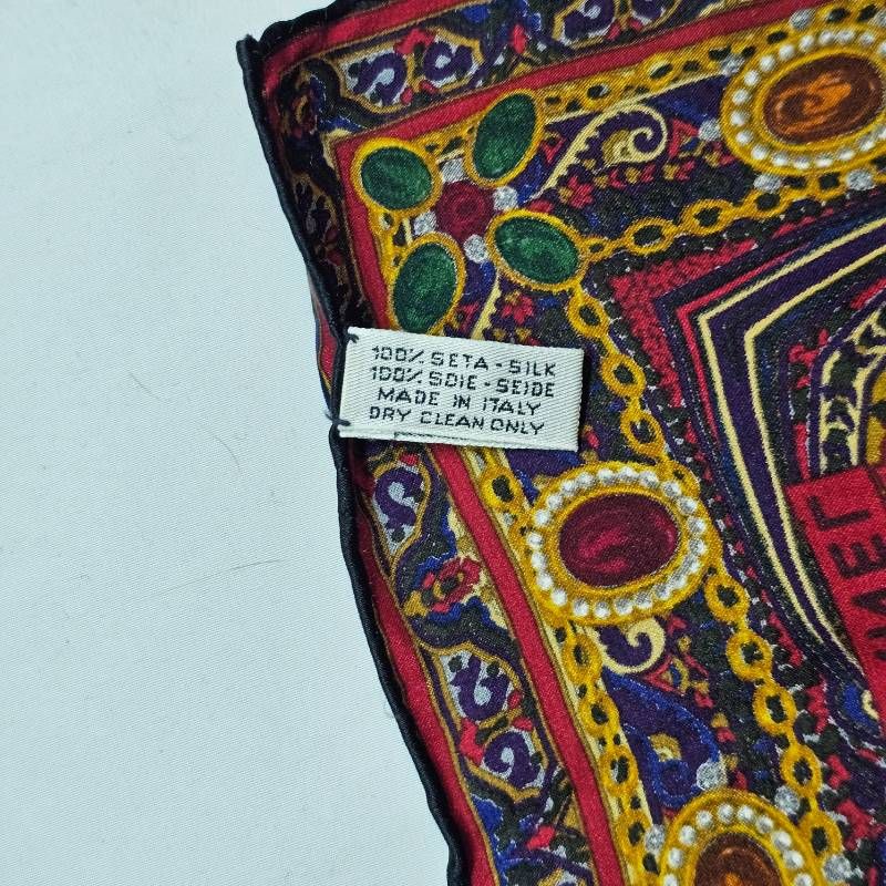 美品】シャネル スカーフ シルク 宝石 ペイズリー 黒 赤 特大 - メルカリ