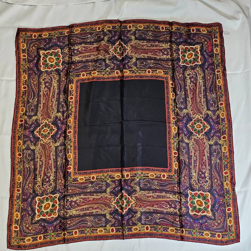 美品】シャネル スカーフ シルク 宝石 ペイズリー 黒 赤 特大 - メルカリ
