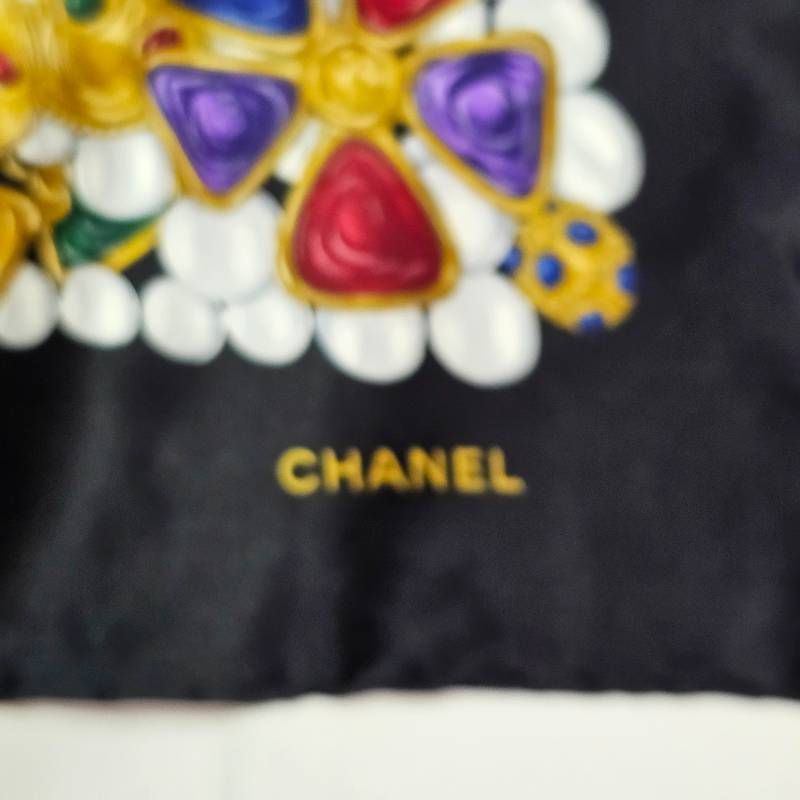 【極美品】シャネル スカーフ チェーン ジュエリー 黒 金 国内タグ 極美品】シャネル スカーフ シルク チェーン柄 黒 金 タグ付 - メルカリ