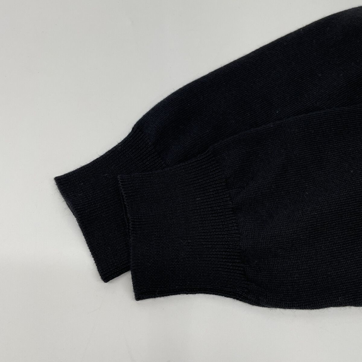 Cruciani クルチアーニ ﾌﾞﾗｯｸ ｳｰﾙ100 ﾎﾞﾀﾝﾆｯﾄｶｰﾃﾞｨｶﾞﾝ 48 - メルカリ