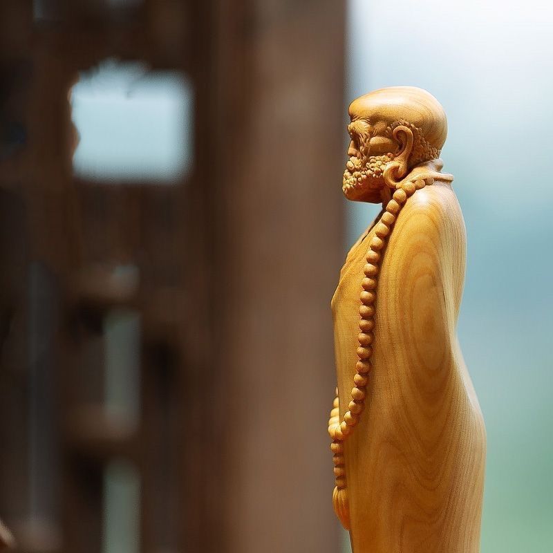 一点物〉天然黄楊木の達磨大師座禅彫刻 手彫り文房具・卓上アート 禅