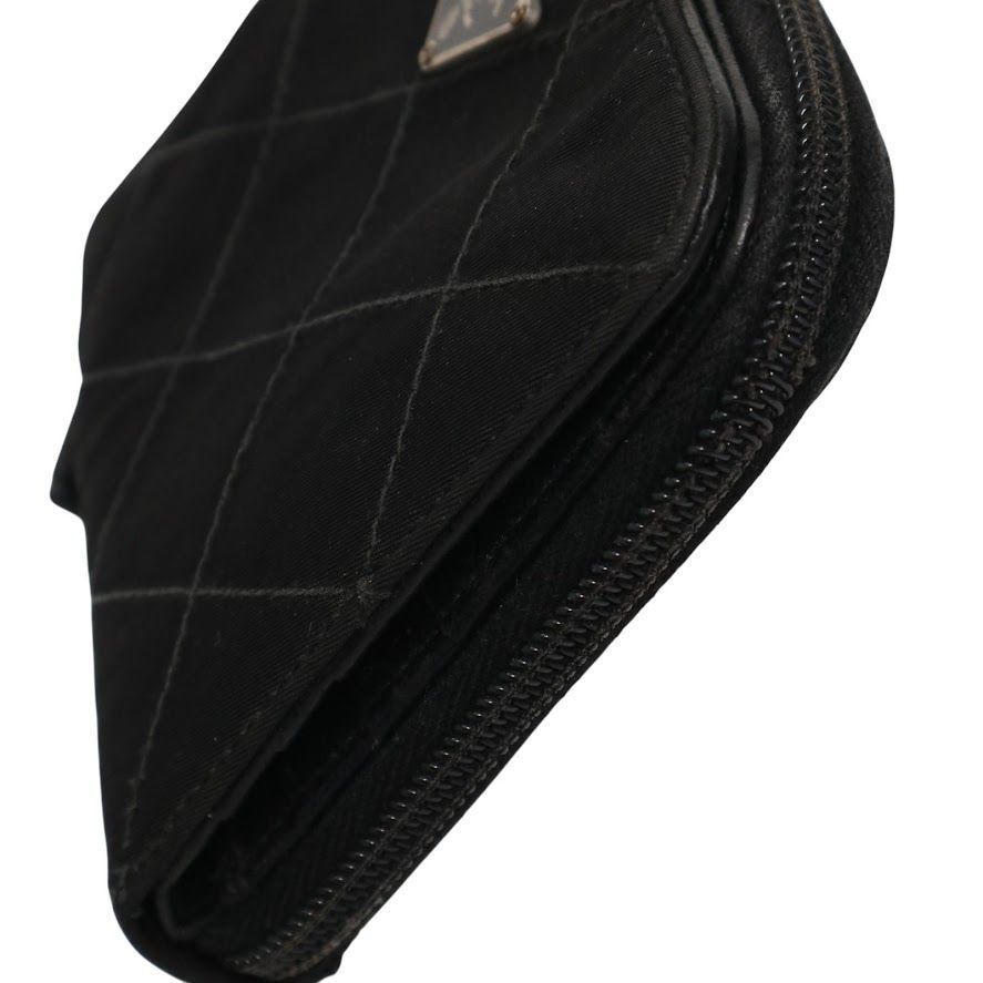 希少✨プラダ 二つ折り財布 キルティング 三角ロゴ プレート レザー 黒 希少/美品✨プラダ 二つ折り財布 キルティング 三角ロゴ レザー 黒