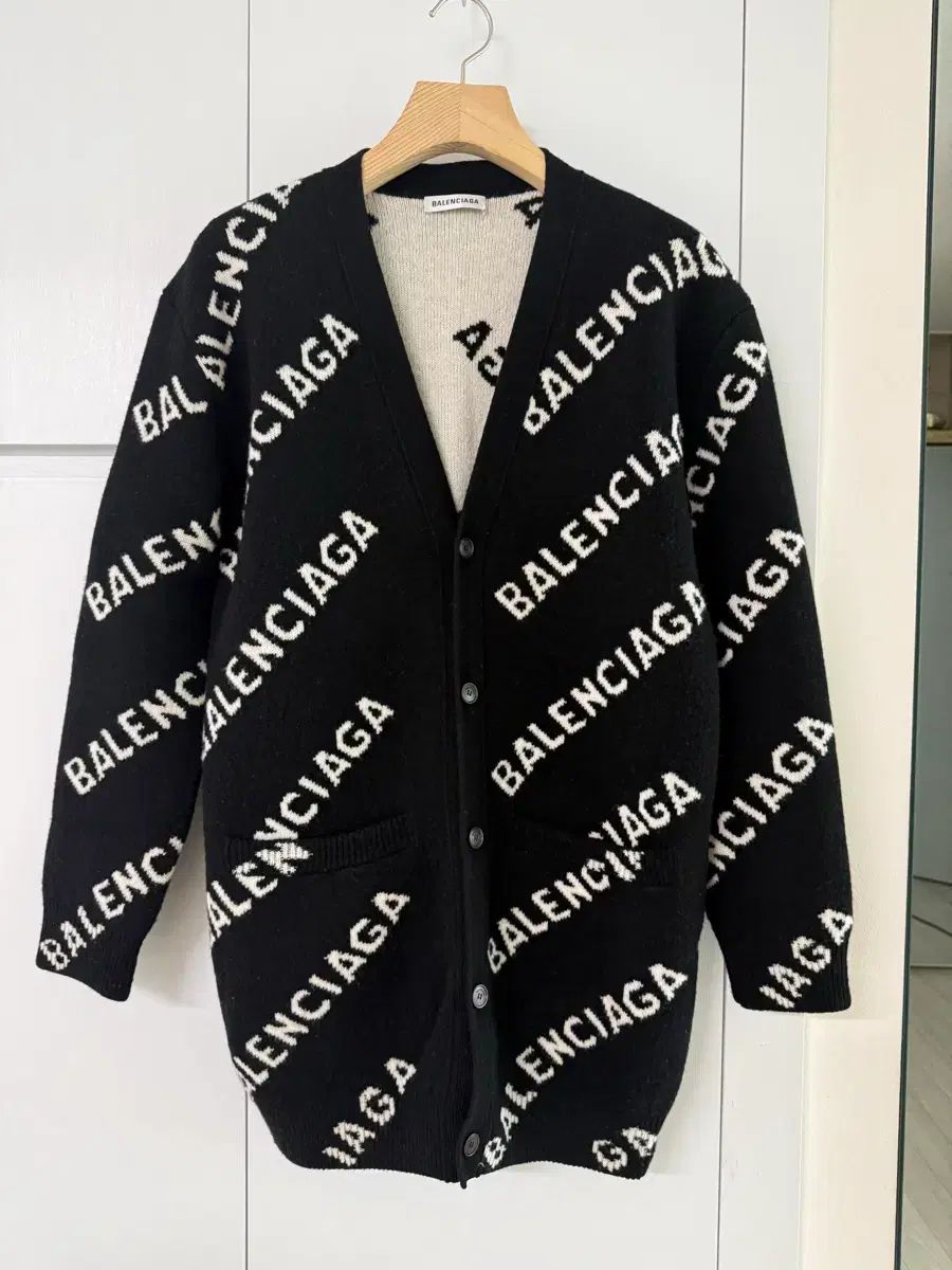 BALENCIAGA ロゴカーディガン 新品 バレンシアガ ロゴ ブラック カーディガン - メルカリ