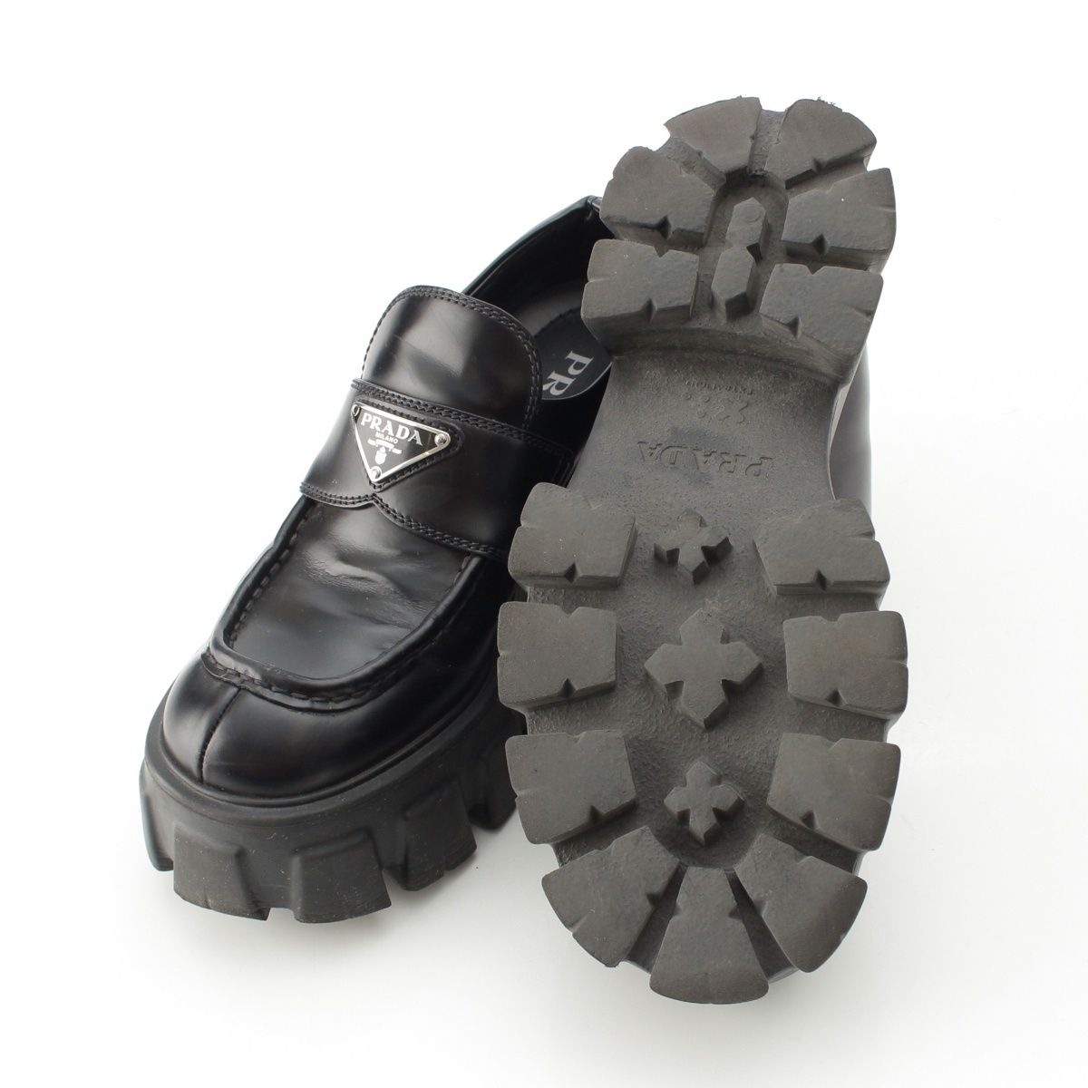 プラダ モノリス トライアングルロゴ プラットフォーム ローファー 649
