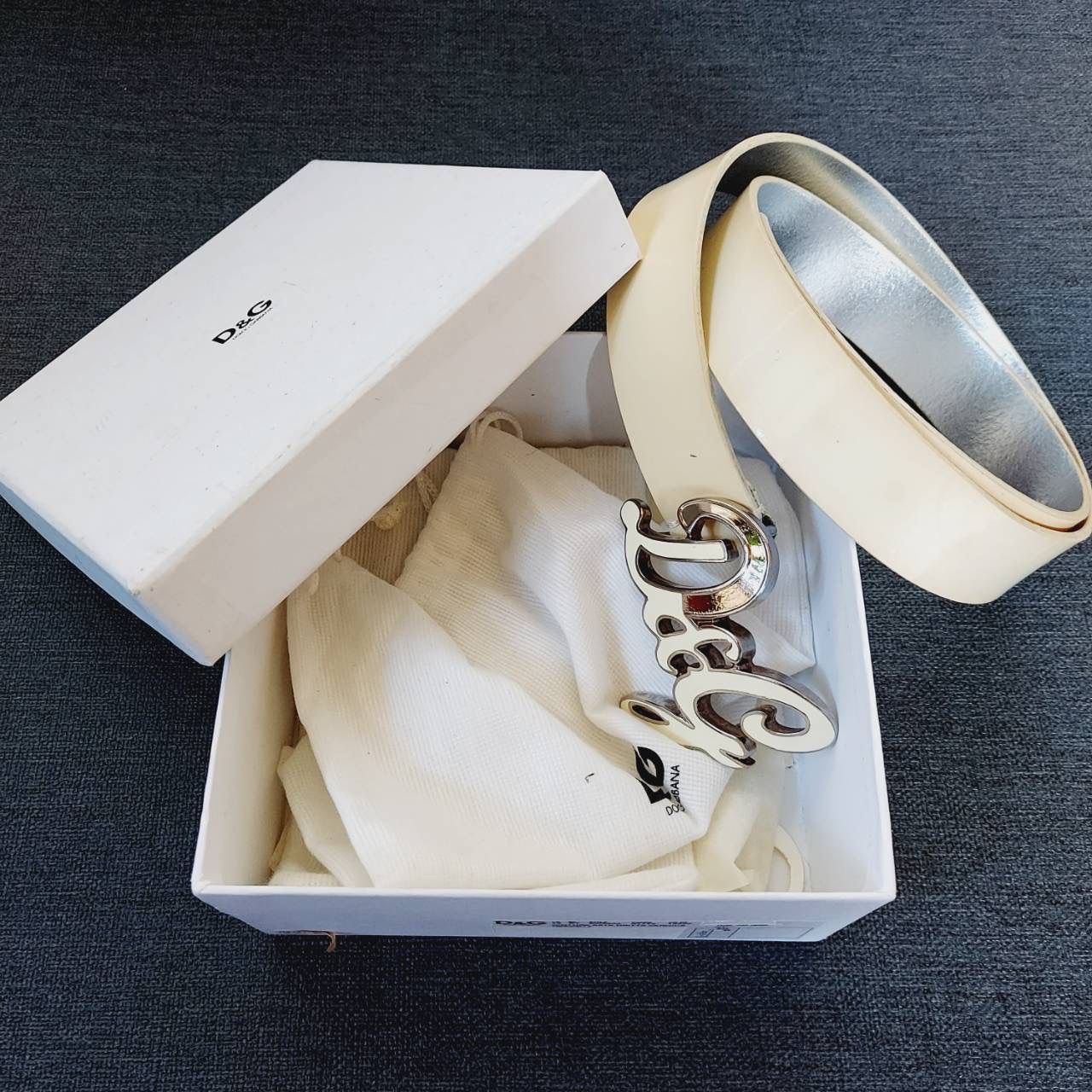 ドルチェ＆ガッバーナ ロゴバックル ベルト 白系 上品 - メルカリ