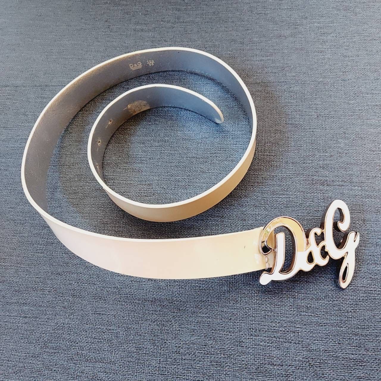 ドルチェ＆ガッバーナ ロゴバックル ベルト 白系 上品 - メルカリ