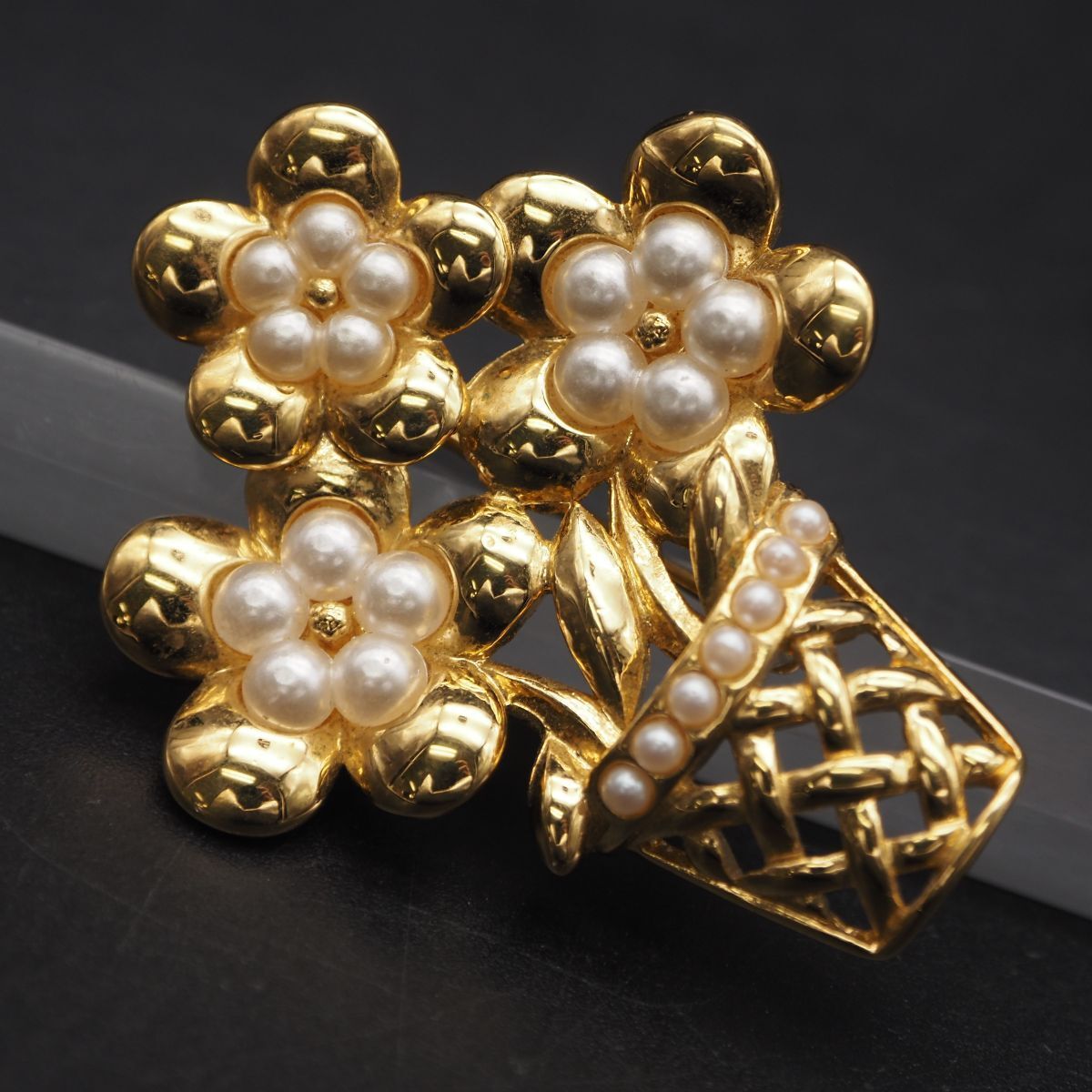 トリファリ花形パールブローチ L795 TRIFARI トリファリ ブローチ フラワー フェイクパール ゴールド