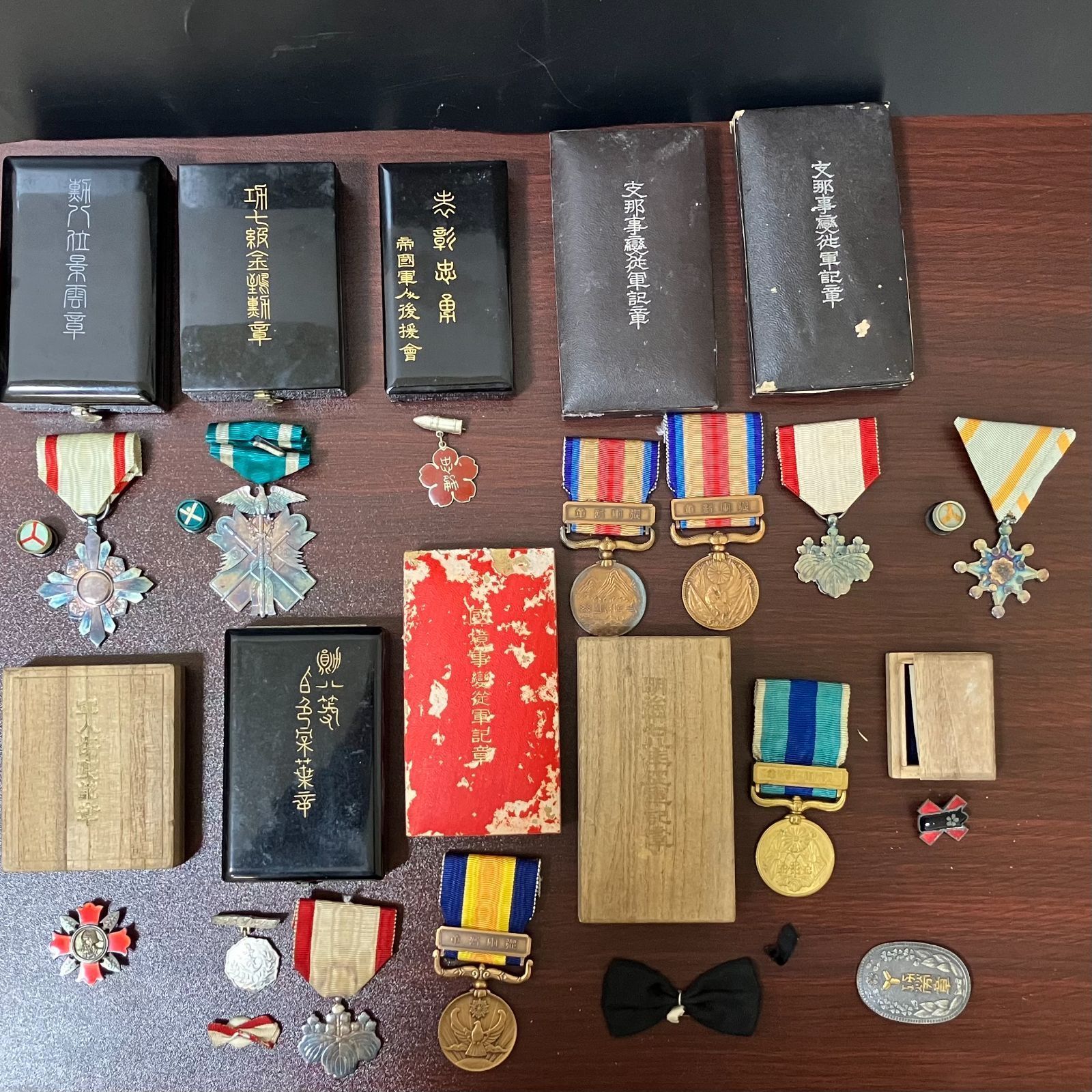 [レプリカ・￼複製品）勲章 箱付き Amazon.co.jp: 造幣局製 勲六等瑞宝章 略章勲章 勲章佩用金具 セット