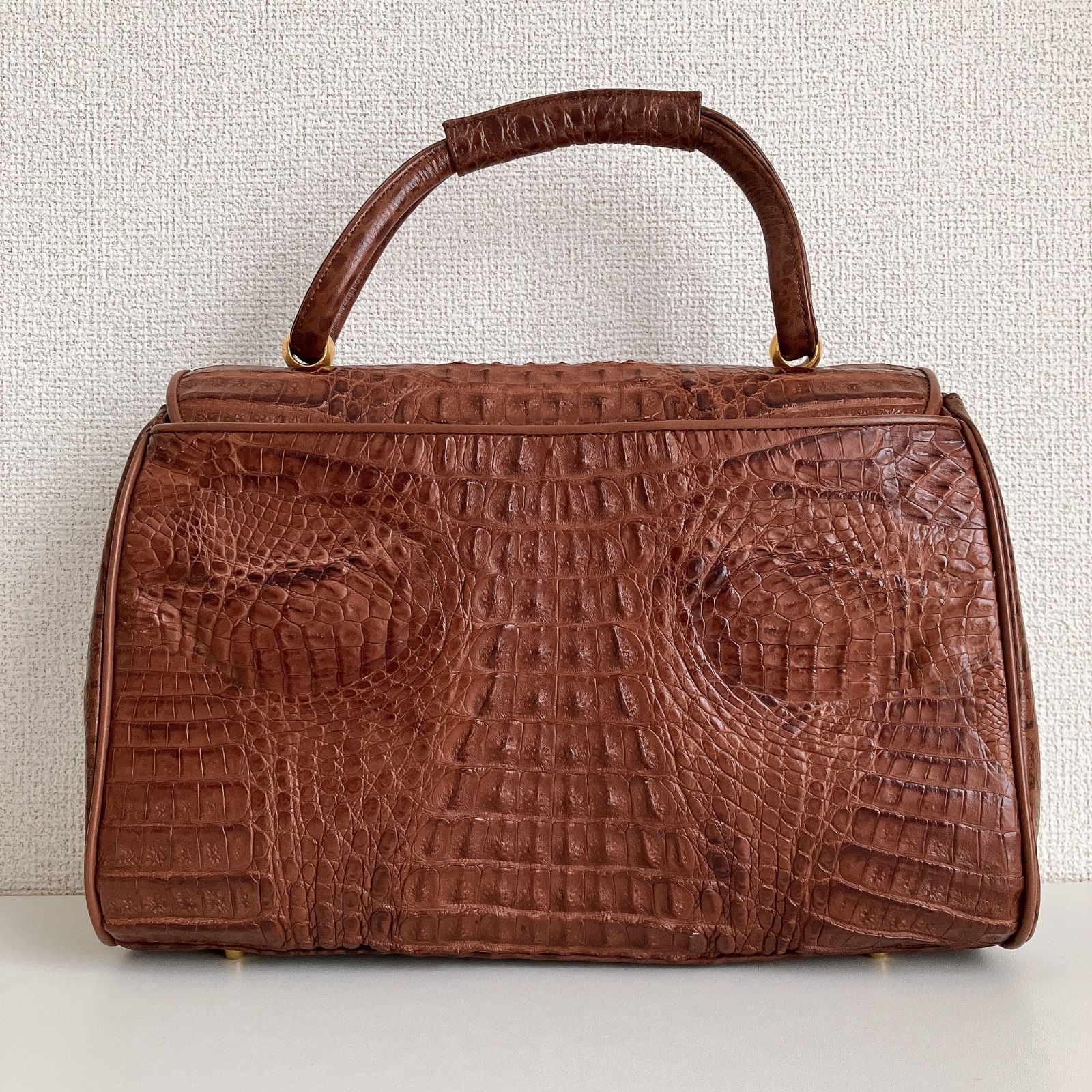 クロコダイル型押し ブラウン ハンドバッグ - メルカリ