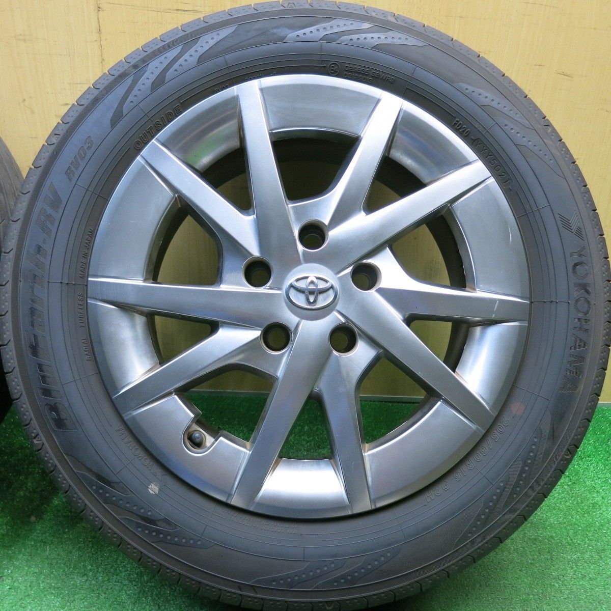 プリウスα 205⁄60R16 バリ山スタッドレス ヴォクシー ノア ジューク