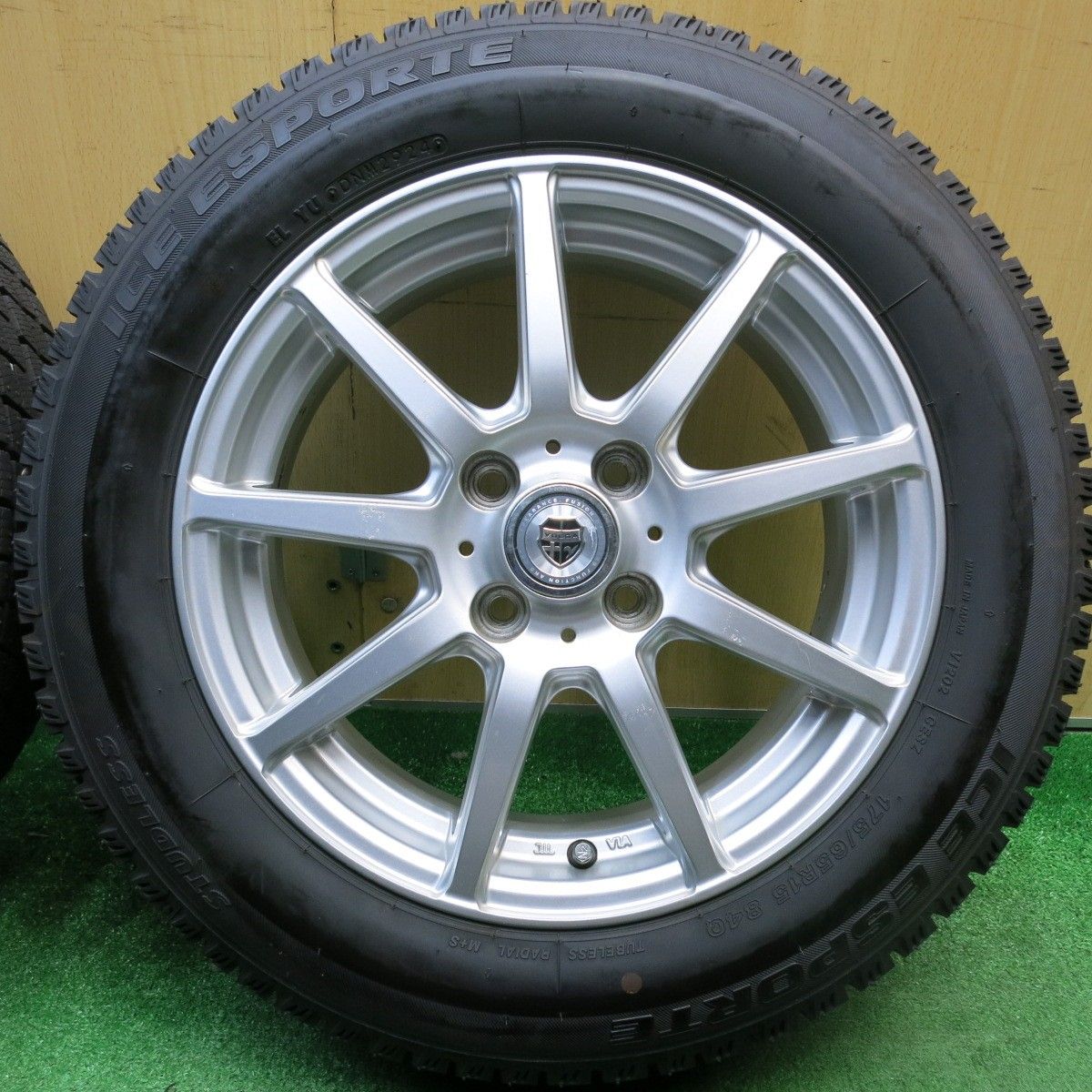 超バリ溝！24年！ほぼ10分☆スタッドレス 175/65R15 アイスエスポルテ