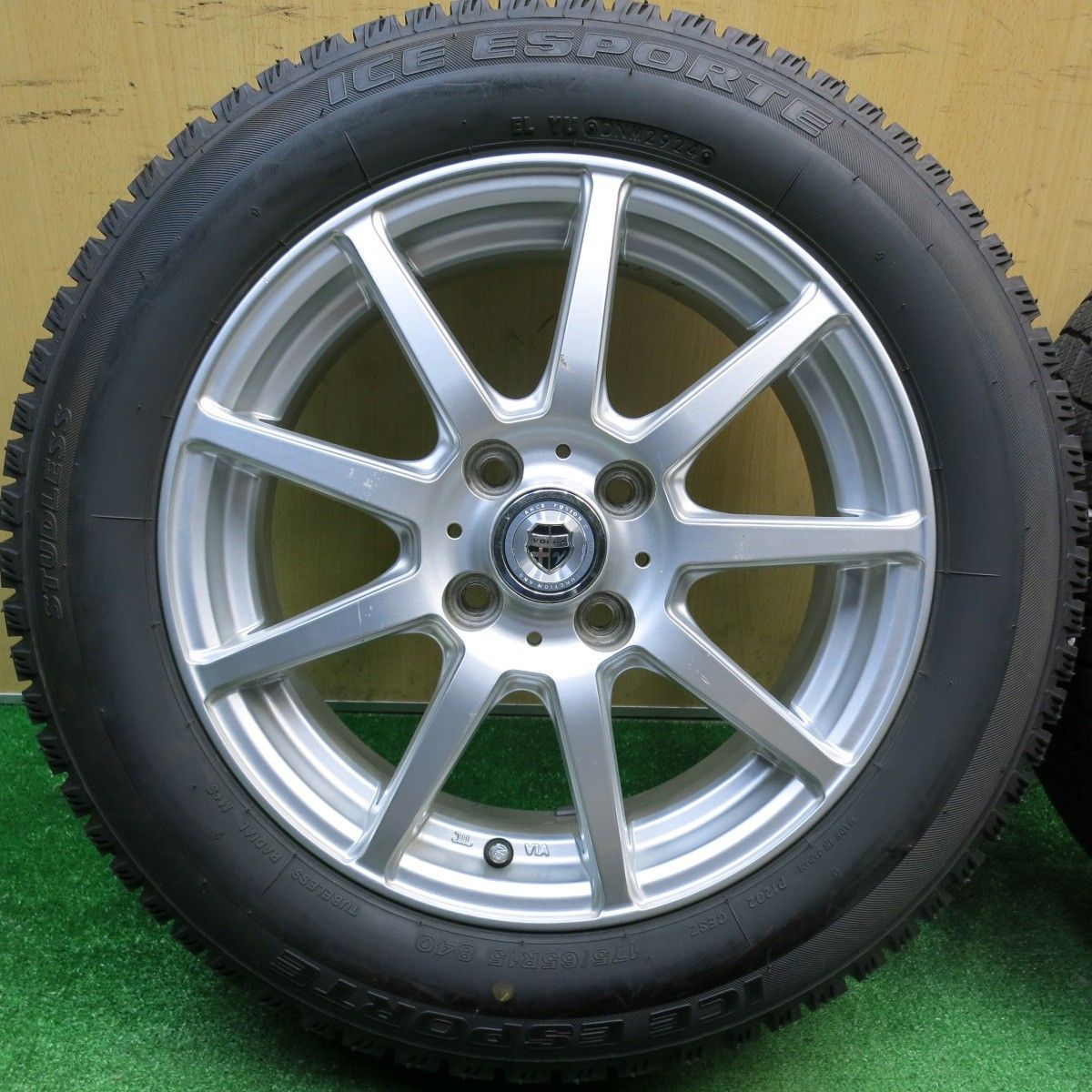 超バリ溝！24年！ほぼ10分☆スタッドレス 175/65R15 アイスエスポルテ 