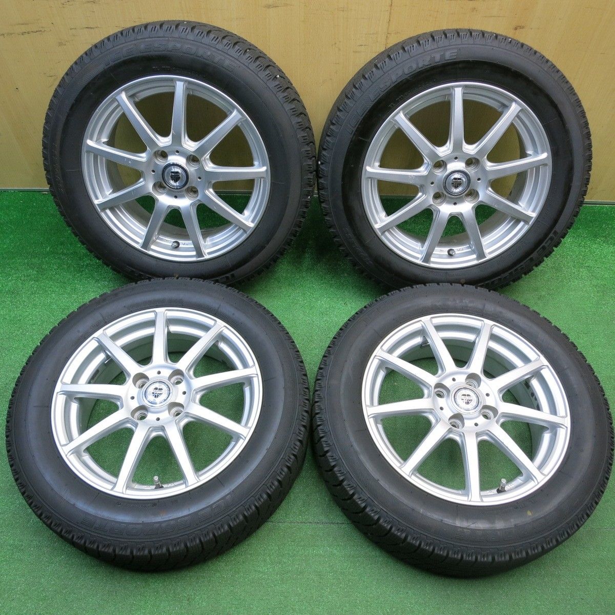 ほぼ新品　超バリ溝　215/65R15 110/108L スタッドレス　2本 ほぼ新品 超バリ溝 215/65R15 110/108L スタッドレス 2本 今週限定価格