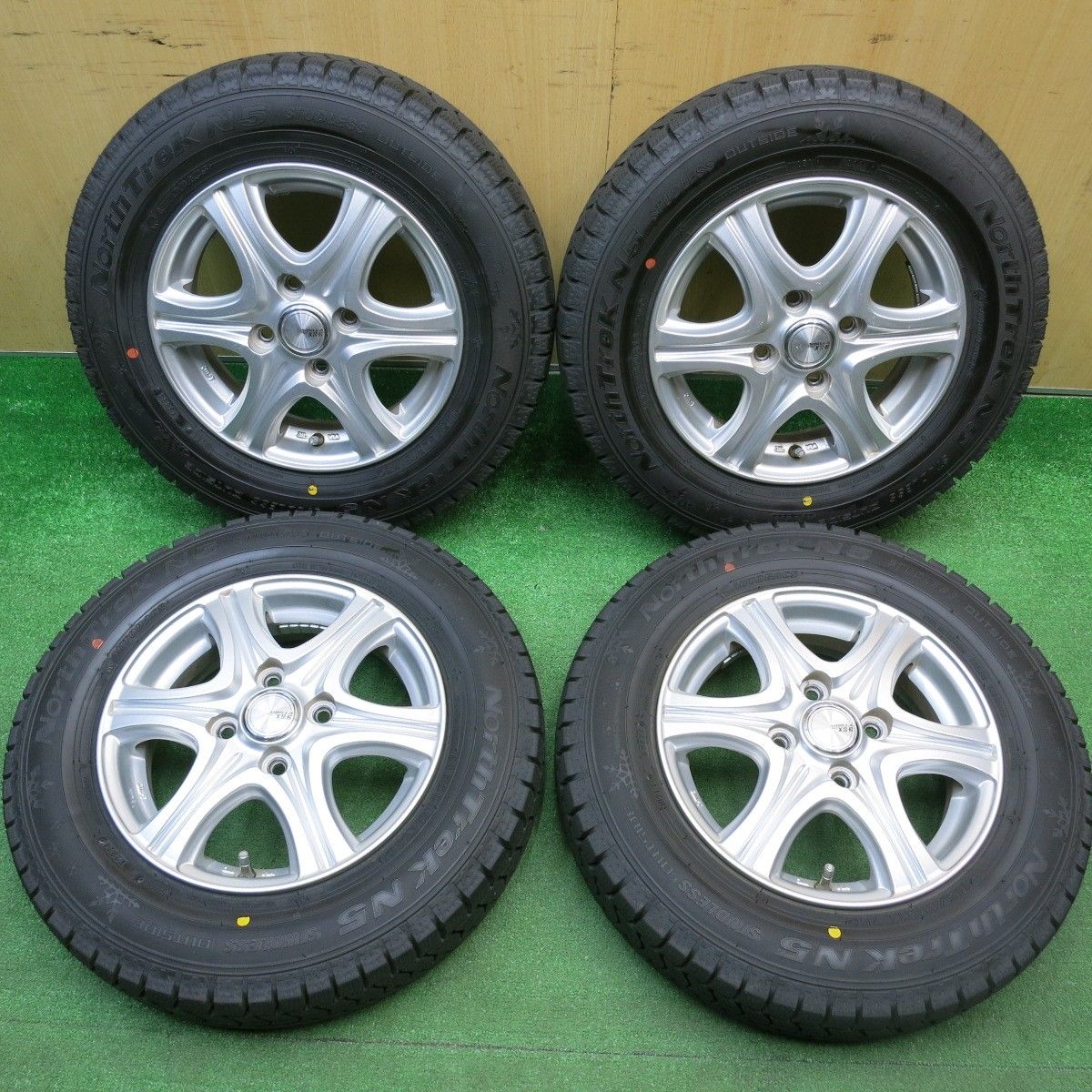 超バリ溝！24年！ほぼ10分☆スタッドレス 145/80R13 オートバックス 