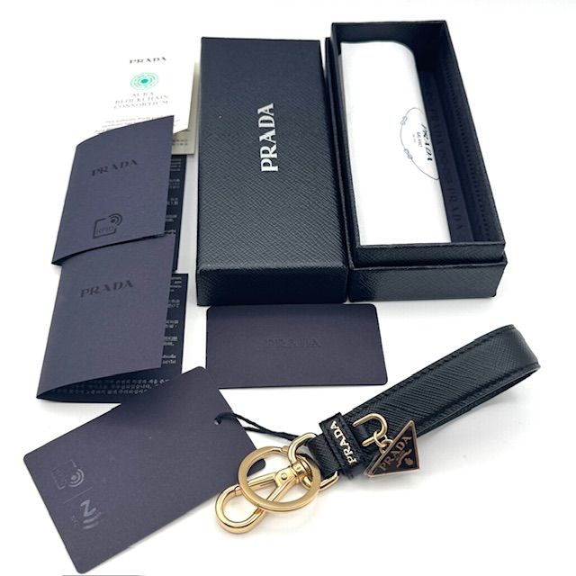 【美品】プラダ キーリング キーホルダー 三角ロゴ サフィアーノレザー ブラック PRADA サフィアーノ 三角プレート キーリング キーホルダー 128631