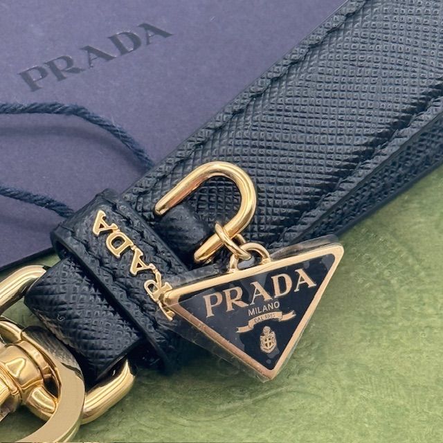 PRADA サフィアーノ 三角プレート キーリング キーホルダー 128631