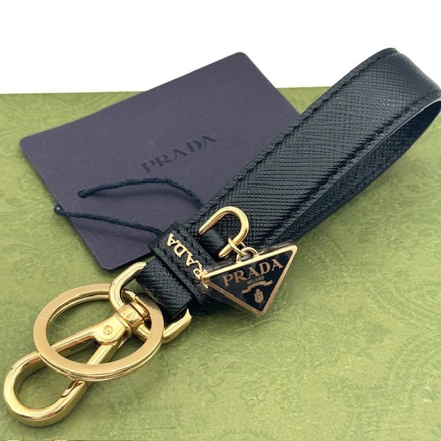 PRADA サフィアーノ 三角プレート キーリング キーホルダー 128631