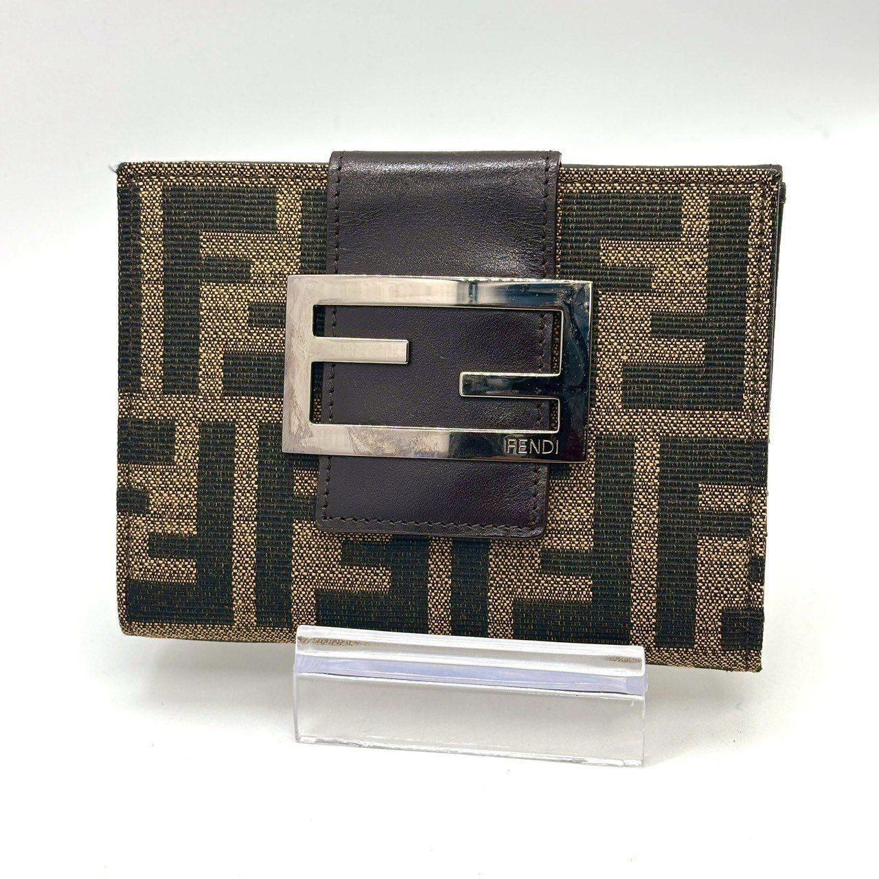 時代を超える象徴美✨ FENDI フェンディ 二つ折り財布 ズッカ柄
