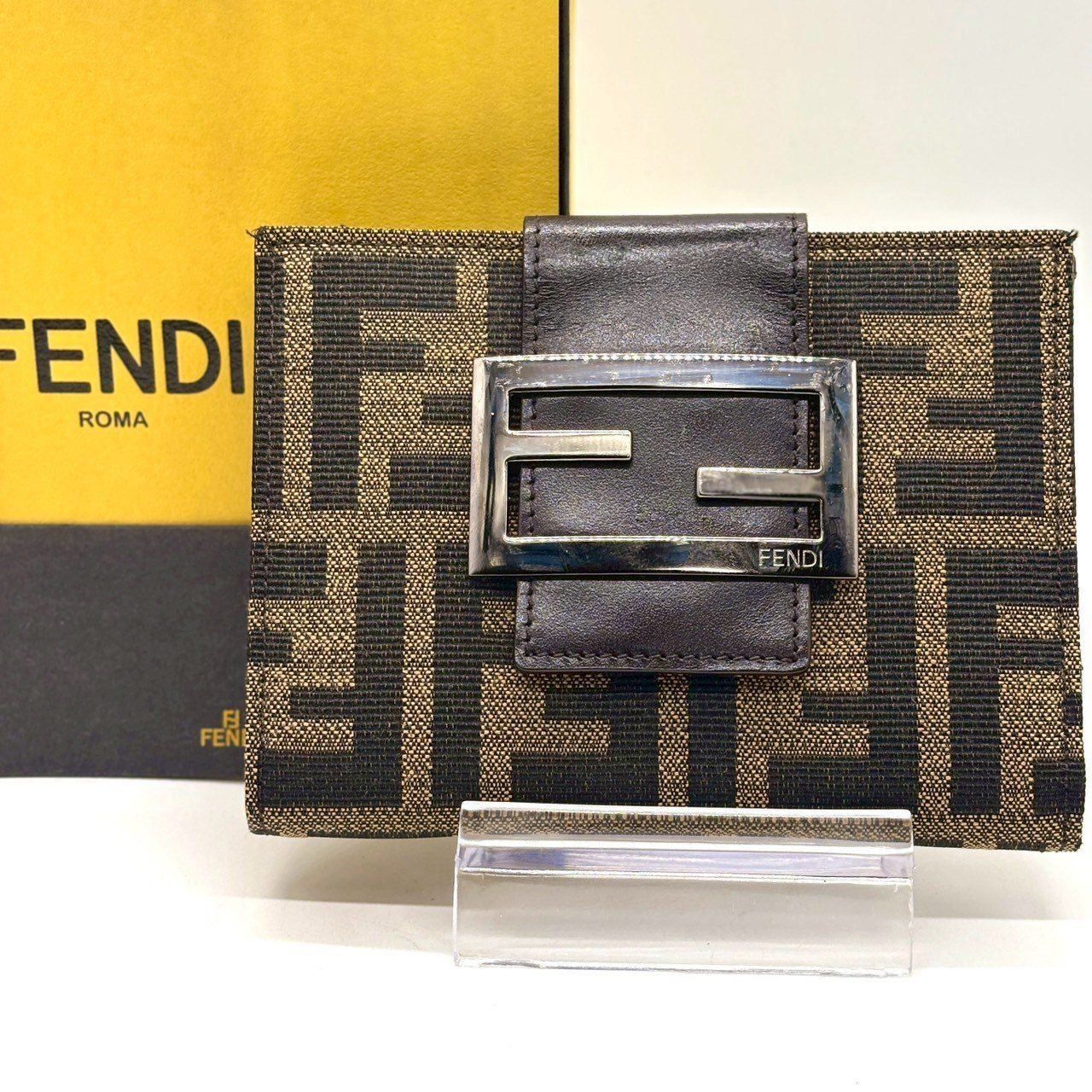 時代を超える象徴美✨ FENDI フェンディ 二つ折り財布 ズッカ柄
