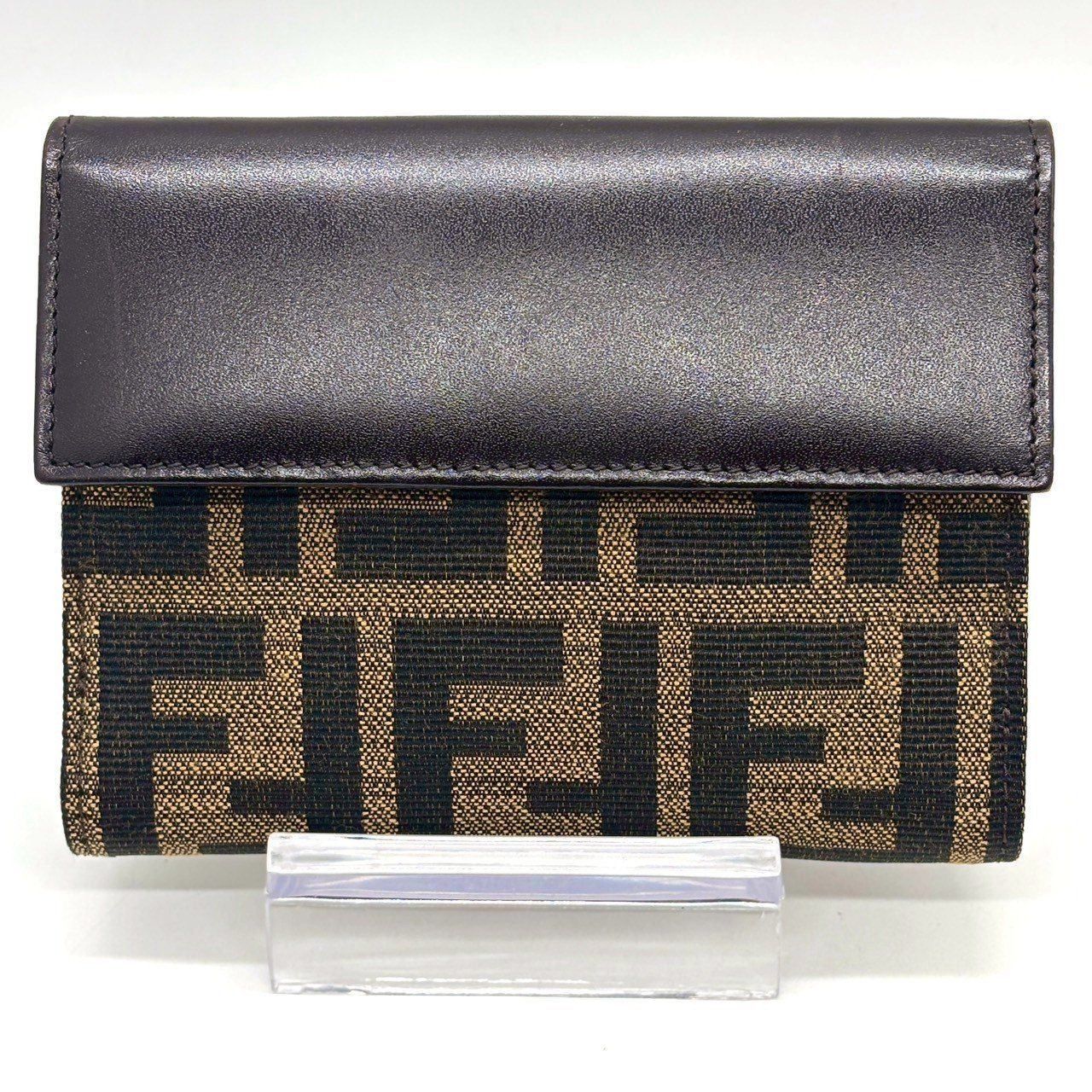 時代を超える象徴美✨ FENDI フェンディ 二つ折り財布 ズッカ柄